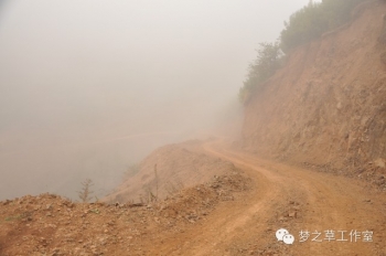 起霧了，原本美麗的霧氣卻暗含危險，把本來就十分曲折的道路變得更加危險重重。