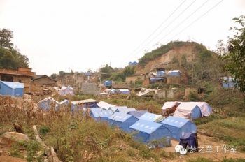 沿路上，雖然地震已經過去很久，但失去家園的人們還是只能住在這樣的救災帳篷里。